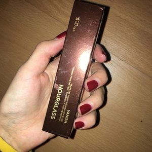 Hourglass foundation (2 shades)